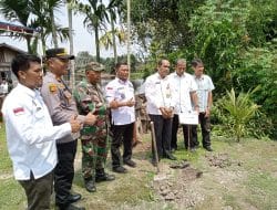 Gelar Pengabdian Masyarakat, Dosen Pertanian UIR Tebar 6.000 Benih Ikan dan  400 Tanaman di Sungai Mandau Siak