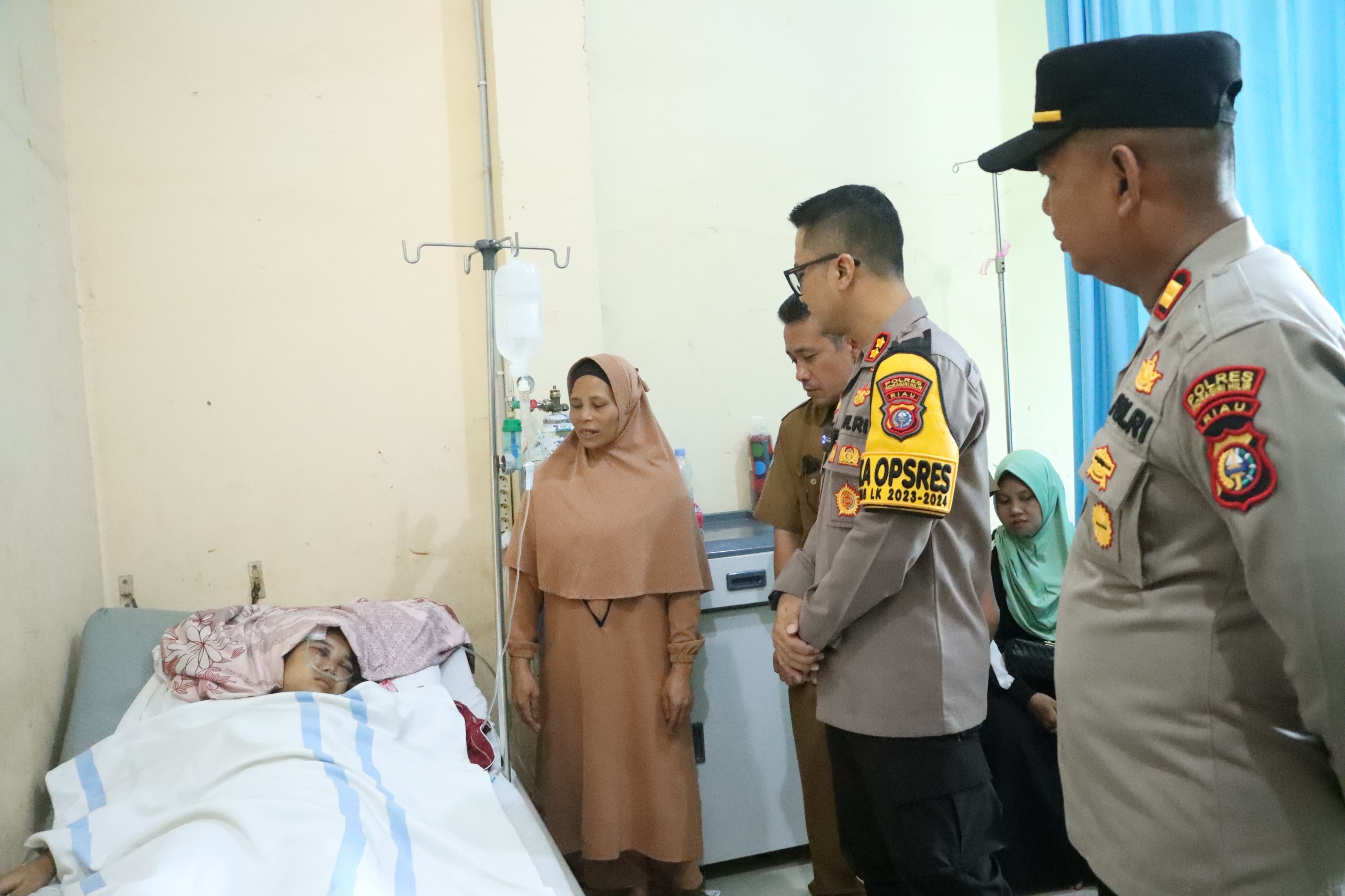 Besuk Santri Korban Penganiayaan, Kapolres Inhil Semangati Halimah dan Janji Segera Ringkus Pelaku