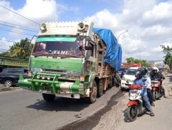 Truck Pengangkut Kayu Rusak di Jalan HR Subrantas, Ratusan Kendaraan Mengular