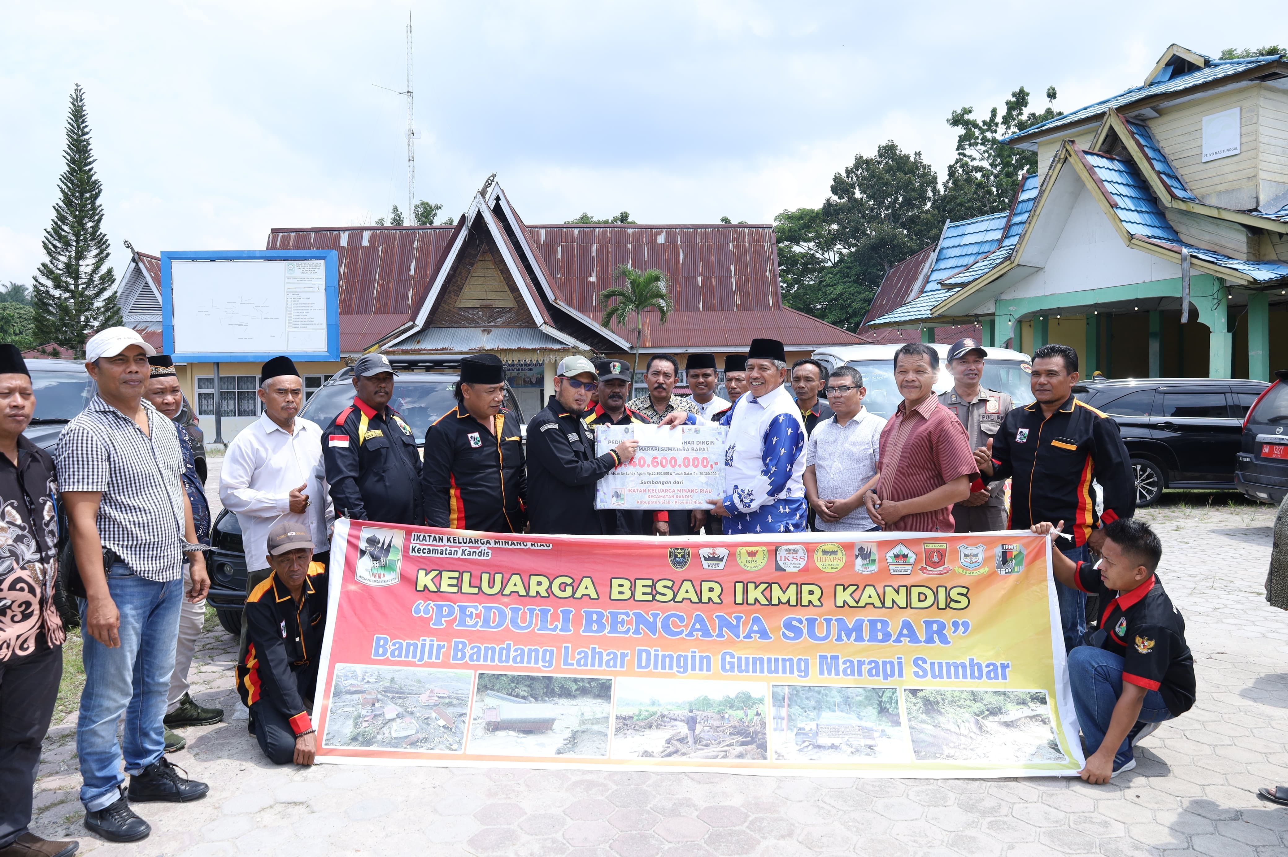 Bersama IKMR Kandis, Bupati Alfedri Salurkan Bantuan Untuk Korban Bencana Alam di Sumbar
