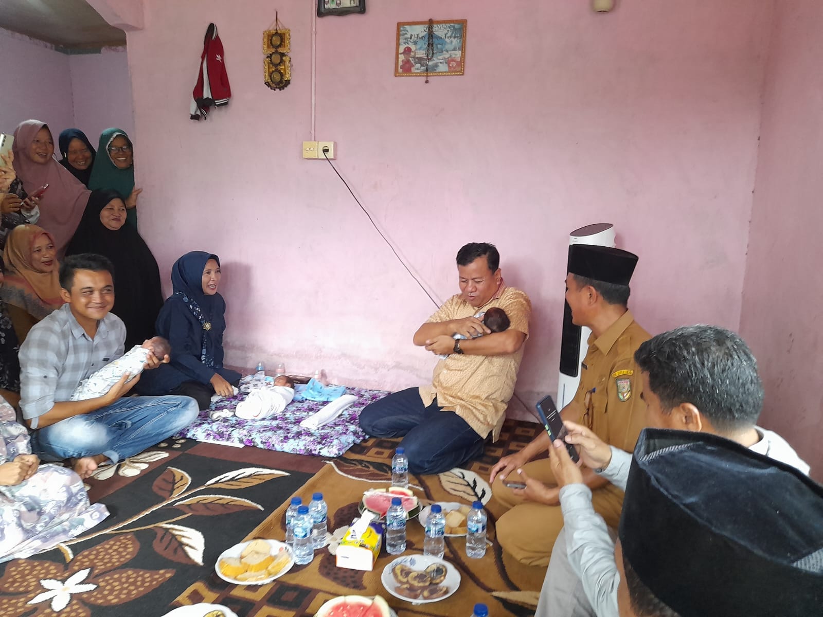 Besuk Bayi Kembar Empat, Bupati Suhardiman Amby Berikan Nama Bagi Sikembar