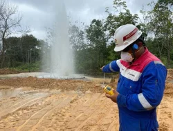 Aroma Gas dan Semburan Air Hebohkan Warga Lirik Inhu, PEP Lirik : Fenomena Alam