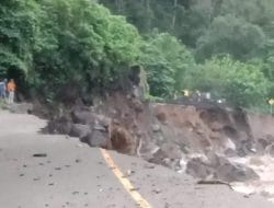 Jembatan Hanyut, Jalan Lintas Padang-Bukittingi Putus Total, Seorang Warga Dilaporkan Hilang Terseret Arus