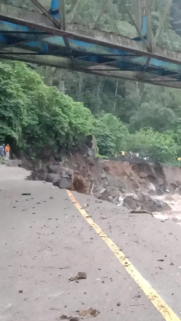Jembatan Hanyut, Jalan Lintas Padang-Bukittingi Putus Total, Seorang Warga Dilaporkan Hilang Terseret Arus