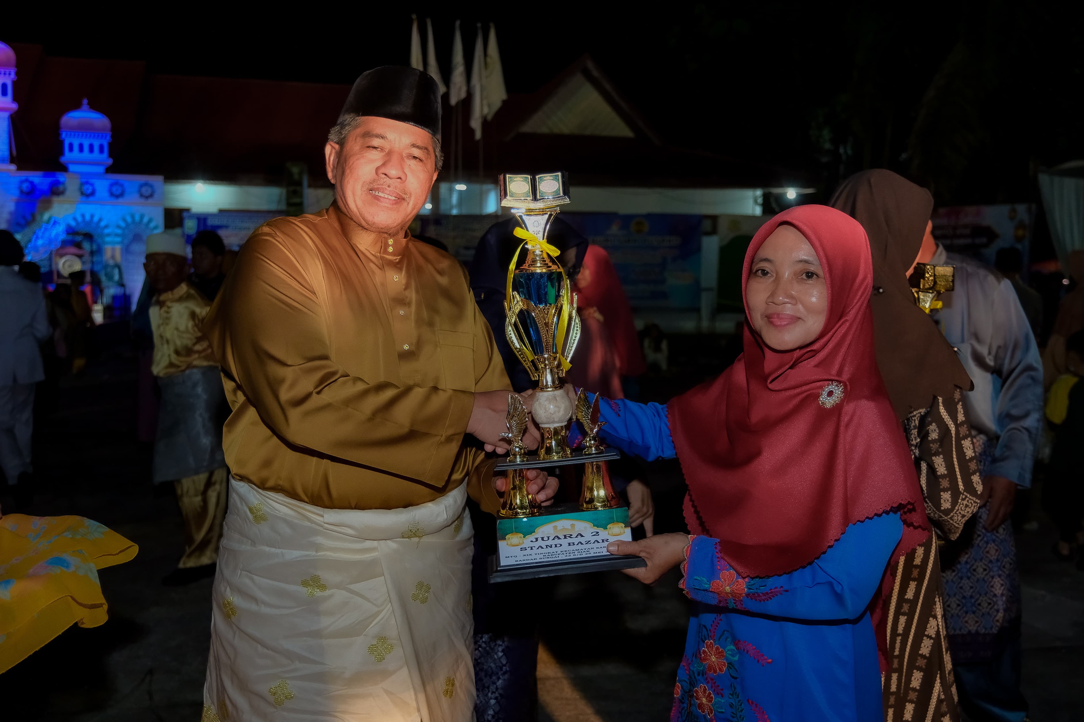 Bupati Alfedri Hadiri Penutupan MTQ di Sabak Auh
