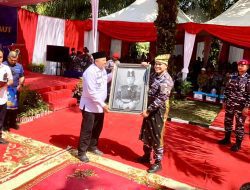 Bupati Alfedri Bertukar Cendramata Dengan Kasal Saat Kungker di Perawang