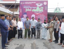 Potong 10 Ekor Sapi,  Polres Inhu Distribusikan Daging Kurban Gunakan Besek
