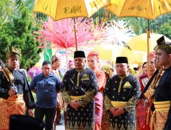 Dinilai Berjasa Membangun Siak, Alfedri-Husni Dapat Gelar Adat Dari LAMR Siak