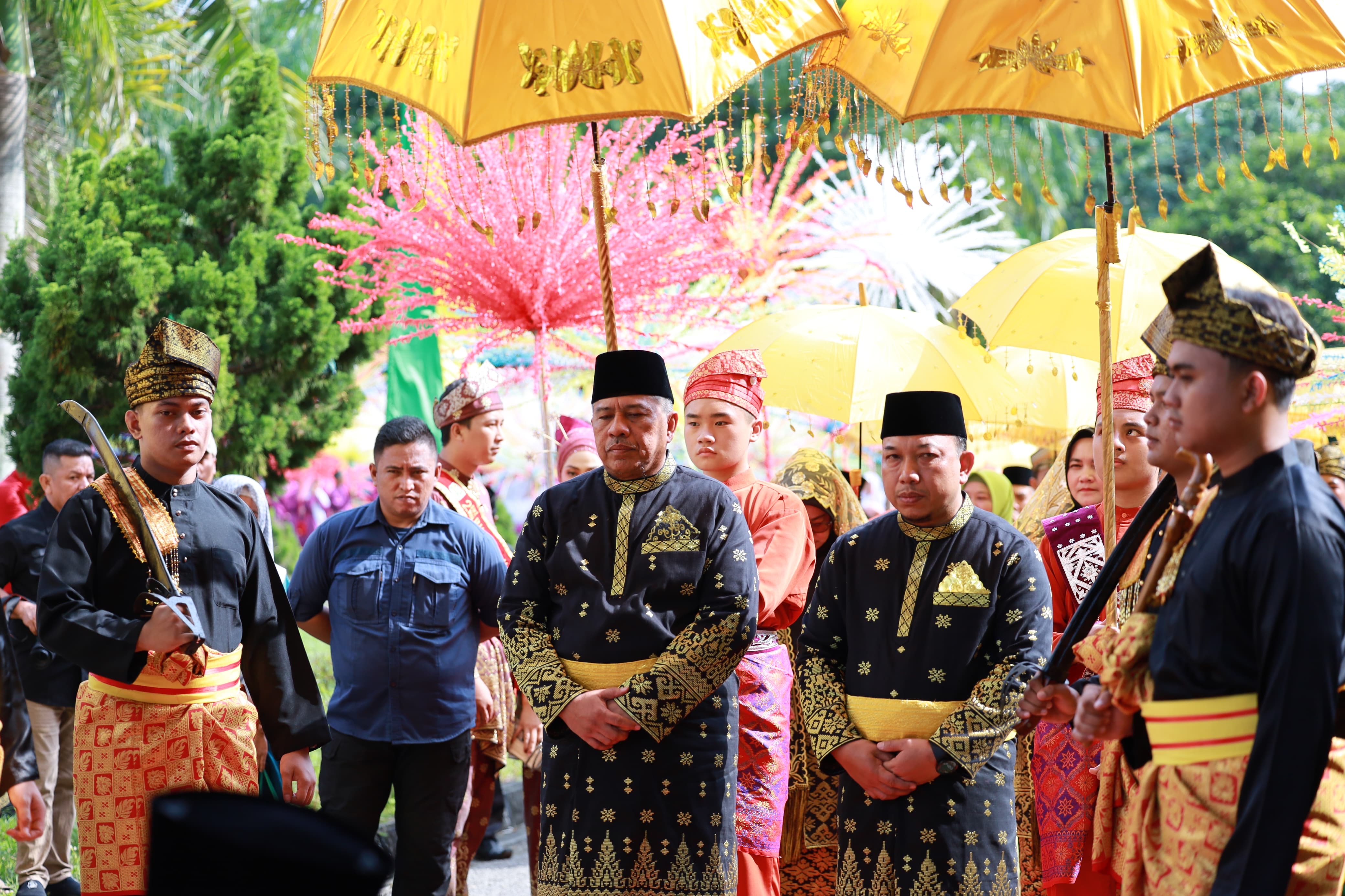 Dinilai Berjasa Membangun Siak, Alfedri-Husni Dapat Gelar Adat Dari LAMR Siak