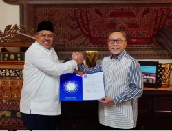 Zulkifli Hasan Serahkan Langsung SK Dukungan Balon Bupati Siak Kepada Alfedri