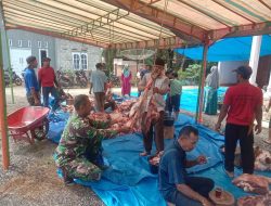 Anggota Koramil 0321-05/RM Goro Potong Hewan Kurban di Bangko Sempurna