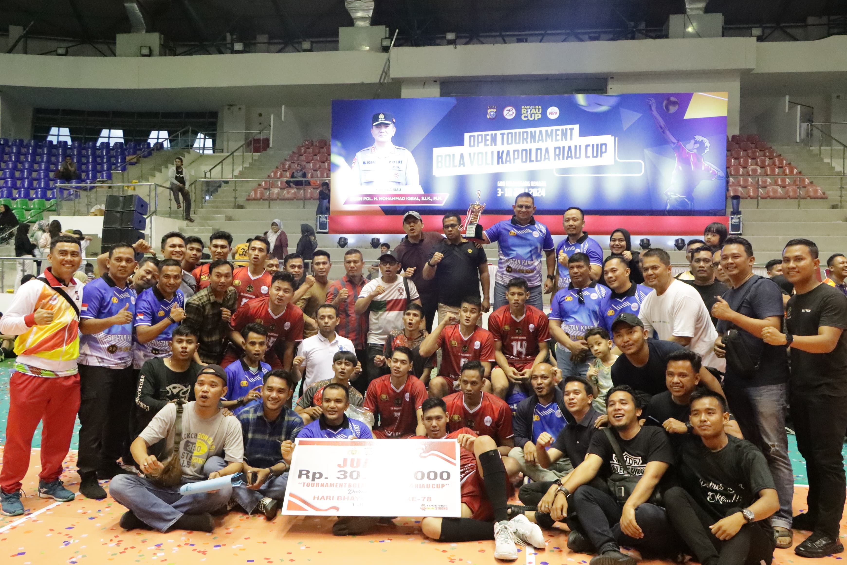 Sang Juara, Tim Voli Putra Polres Siak Juara I Kapolda Riau Cup 2024