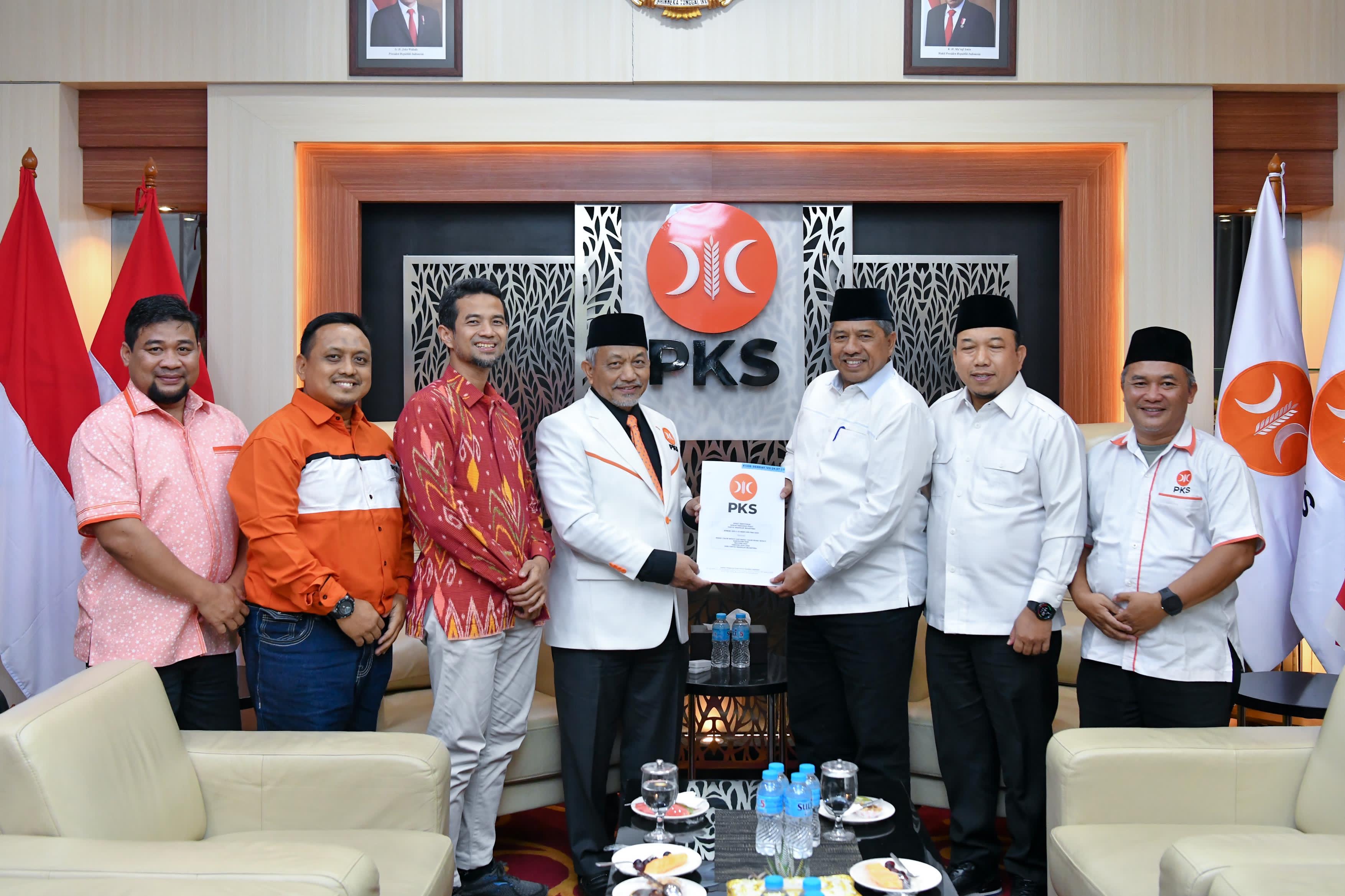 Presiden PKS Berikan SK Dukungan Kepada Balon Bupati Siak Alfedri-Husni