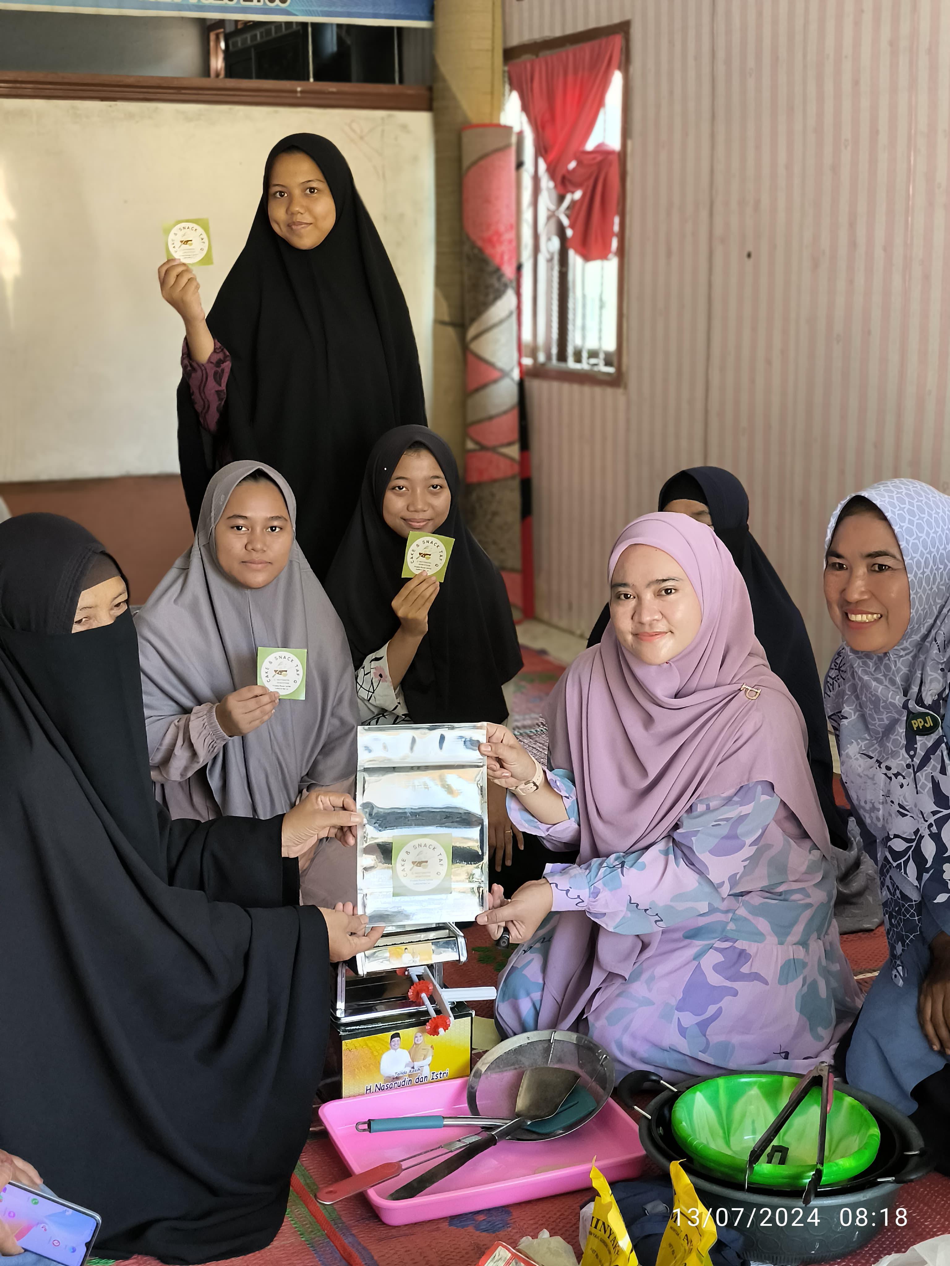 Istri Wabup Pelalawan Serahkan Bantuan Alat Pembuat Kue dan Pelatihan Gratis di Pondok Tahfidz