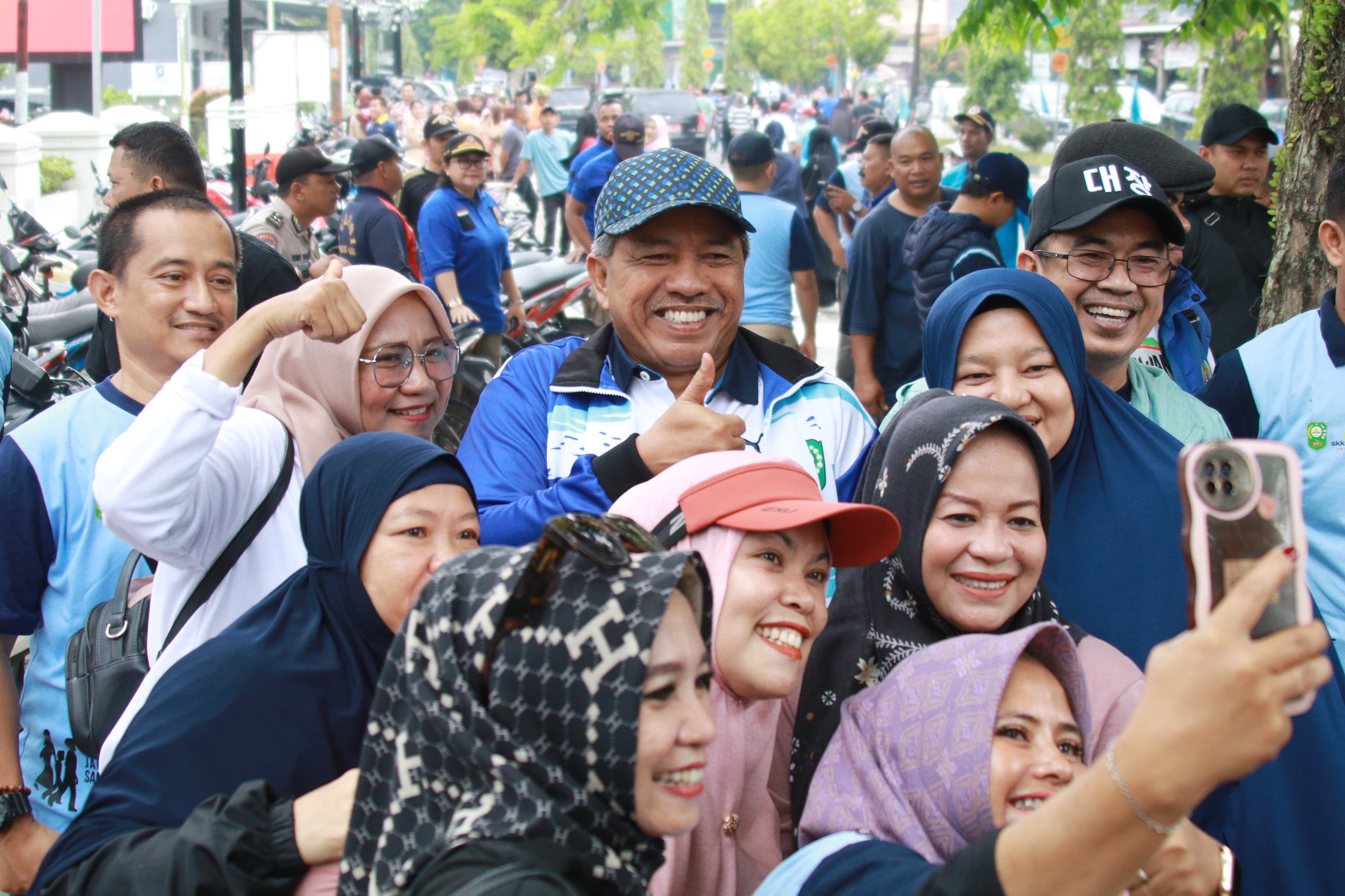 Bupati Alfedri Diserbu Warga Perawang Pada Kegiatan Jalan Santai