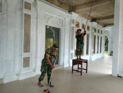 Tim Satgas TMMD Gotong Royong Bersihkan Lingkungan Mesjid Jami’ Ujung Bukit Desa Tanjung Belit Selatan