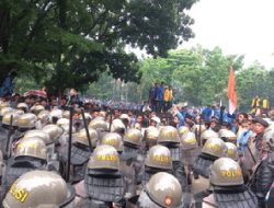 Aksi Unras di DPRD Riau Rusuh, Mahasiswa dan Polisi Bentrok