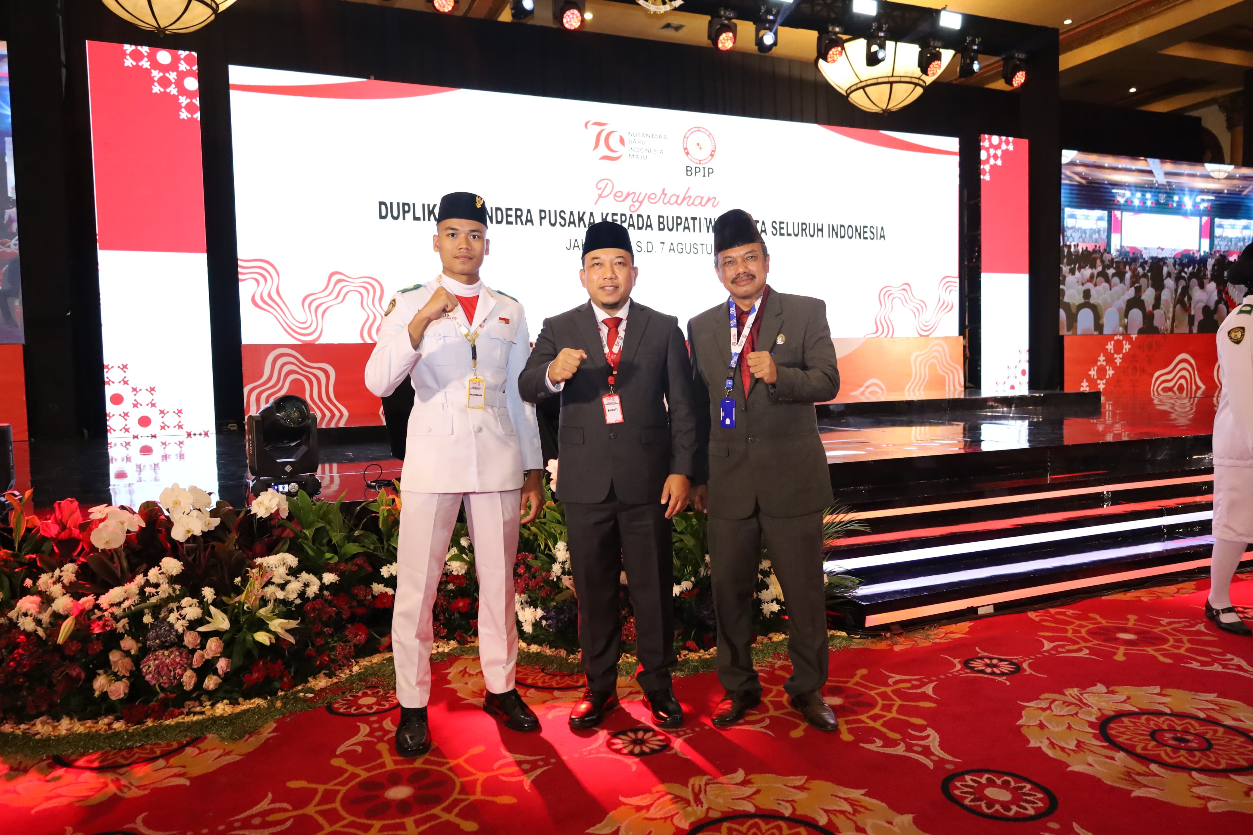 Mewakili Siak, Husni Merza Terima Duplikat Bendera Pusaka dari Ketua BPIP RI