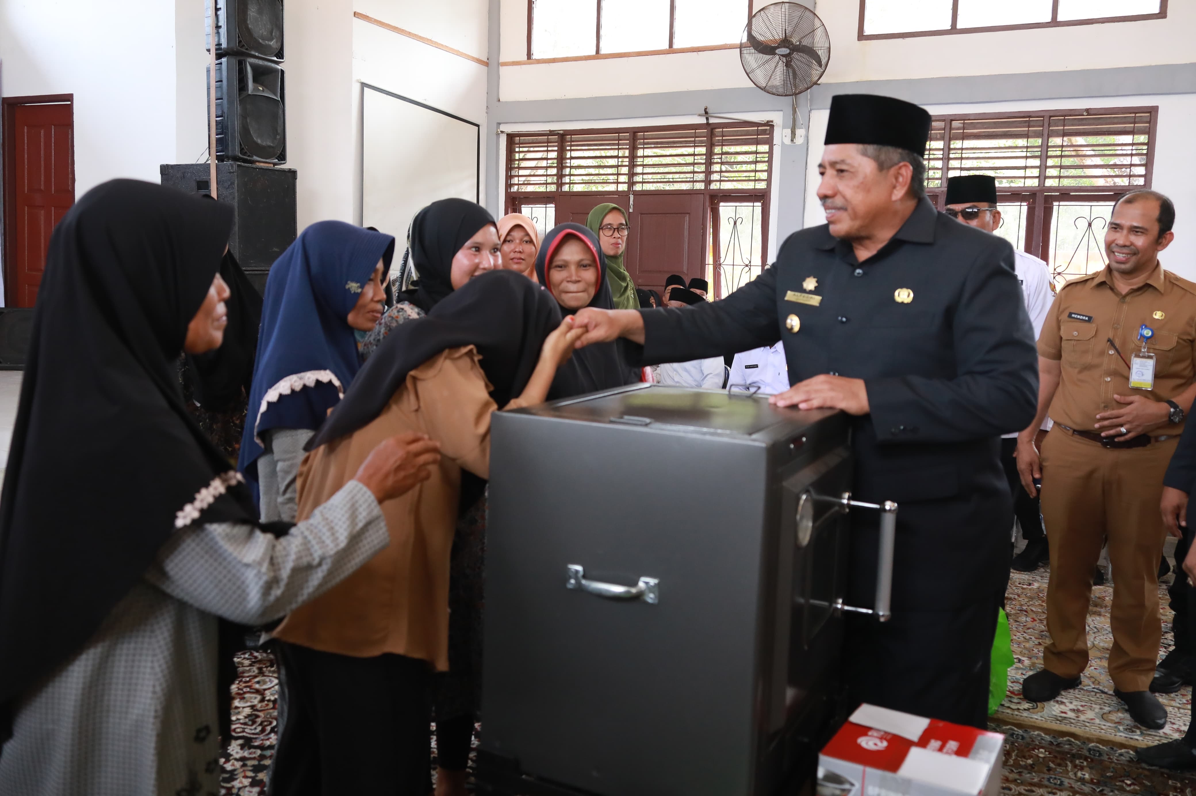 Pemkab Siak Berikan Bantuan Peralatan dan Bahan Pangan untuk Pengolahan Kue Premium kepada Kelompok Masyarakat Miskin Ekstrem