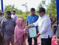 Serahkan 406 SHM TORA, Warga: Terimakasih Pak Alfedri Atas Perjuangannya Untuk Kami