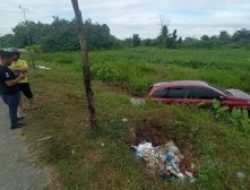 Mengantuk Saat Berkendara, Avanza Merah Terjun ke Parit Belanda di Rumbai