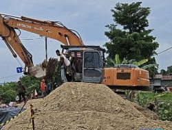 Ruas Jalan Pekan Tua Kembali Longsor, Akses Inhu-Inhil Putus Total, Arus Lalu Lintas Dialihkan