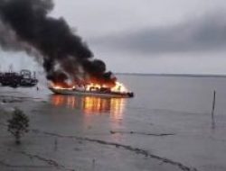 Kapal Porti Express 22 Terbakar di Selat Air Hitam, ABK Alami Luka Bakar Serius