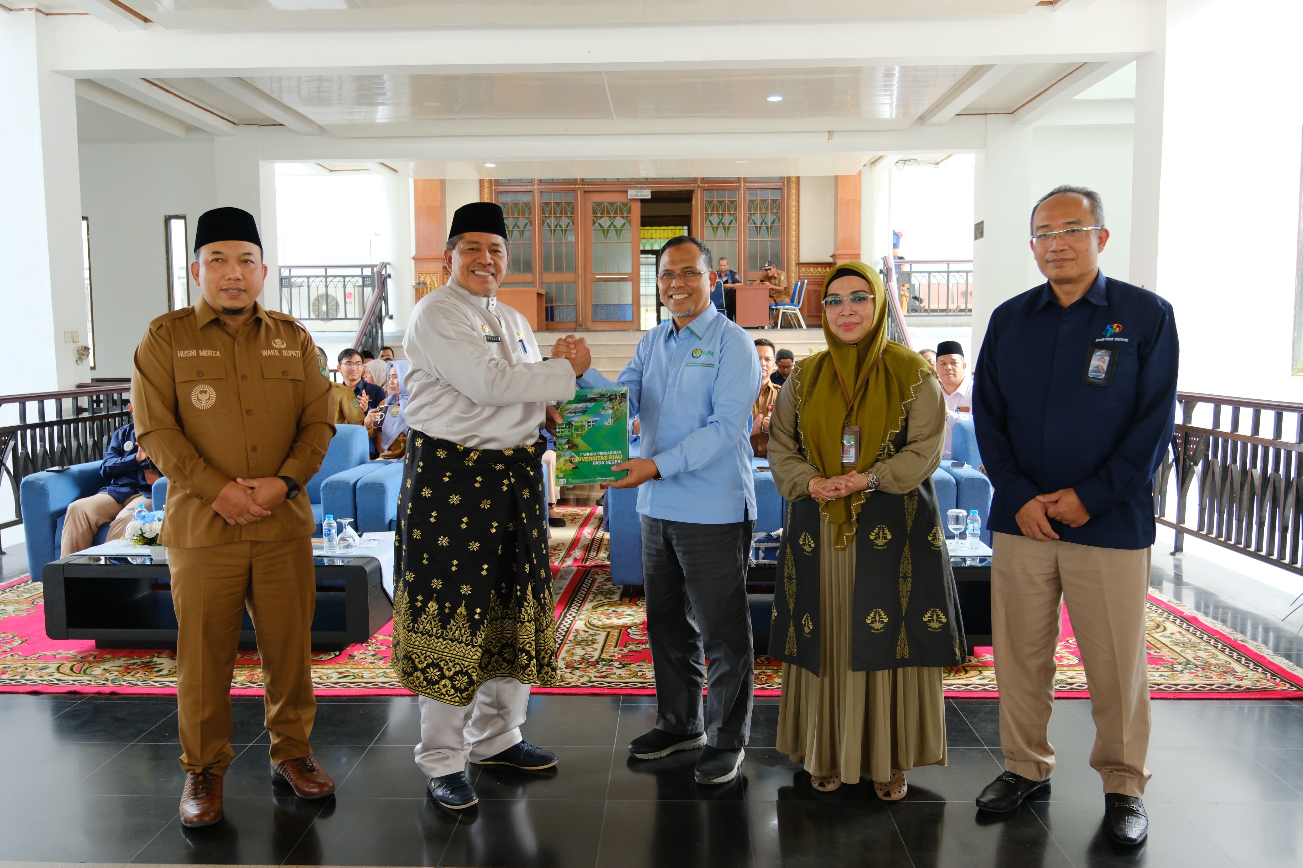Torehkan 74 Prestasi, Alfedri-Husni Cetak Rekor MURI Lift Outdoor Pertama di Indonesia