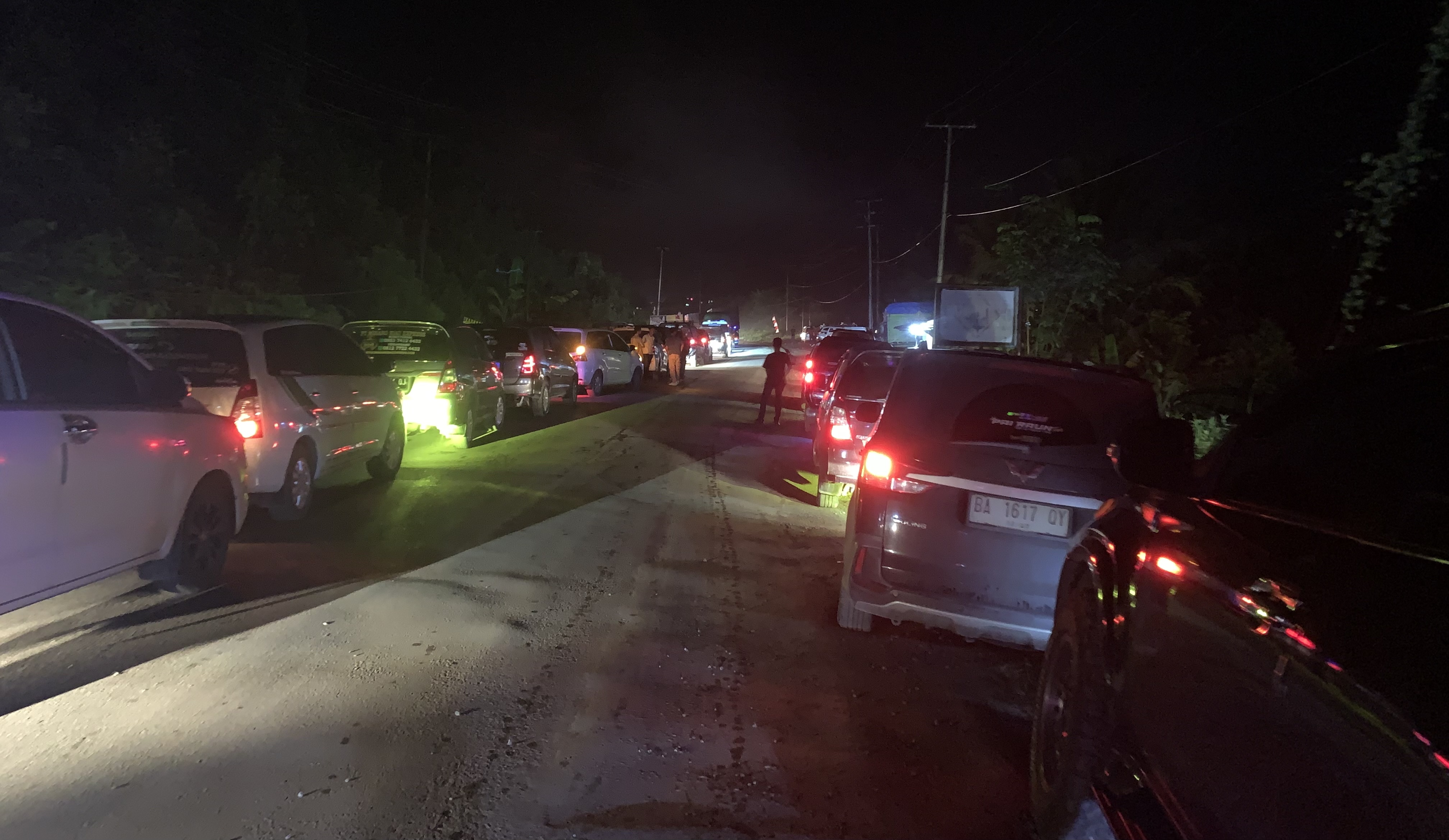 Antrean Kendaraan Mengular 3 Km di Perbatasan Riau-Sumbar: Satlantas Polres Kampar dan Warga Turun Tangan