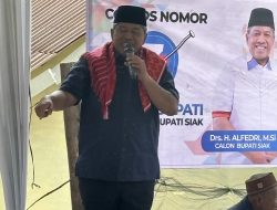 Sambutan Hangat Warga Kampung Karo, Alfedri Diberi Ulos Sebagai Tanda Penghormatan