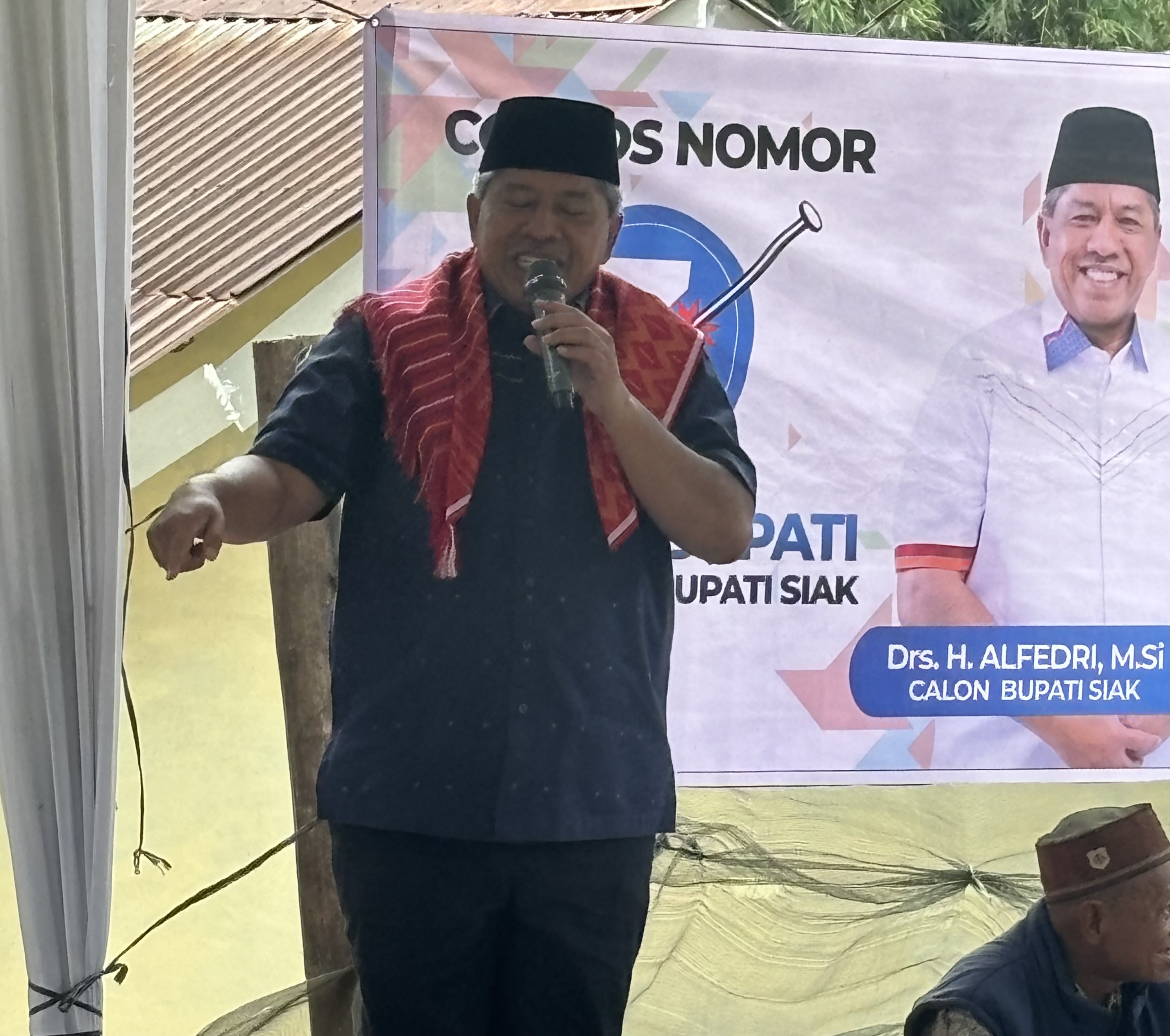 Sambutan Hangat Warga Kampung Karo, Alfedri Diberi Ulos Sebagai Tanda Penghormatan