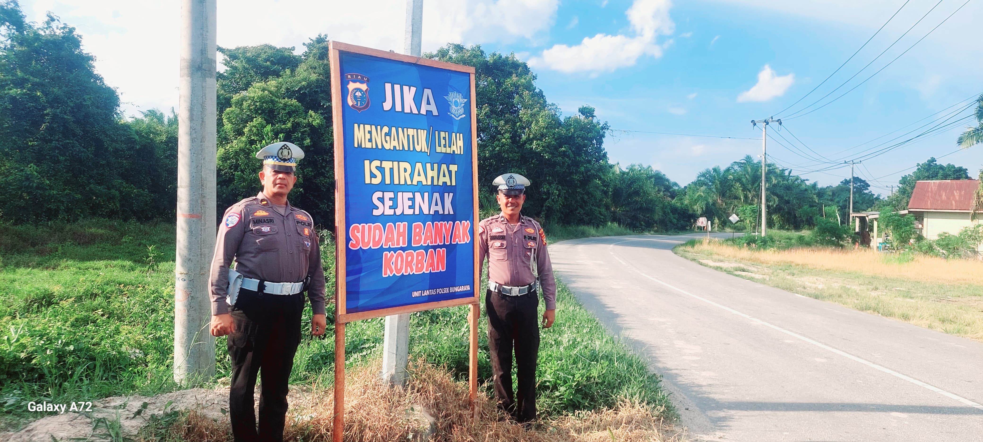 Polres Siak Pasang Spanduk Himbauan untuk Peningkatan Kesadaran Berlalu Lintas