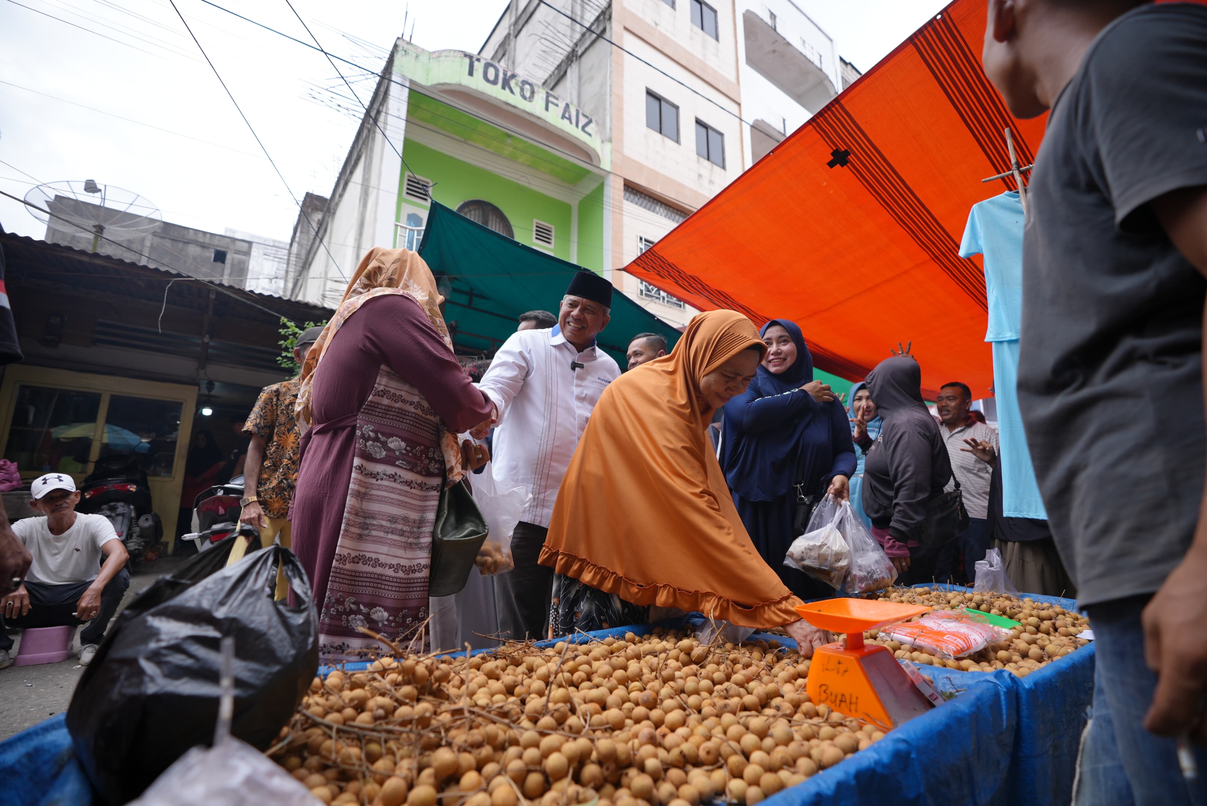 Alfedri-Husni Sambangi Warga Pasar Sungai Apit, Dengarkan Keluh Kesah Hingga  Ajak Coblos No 3