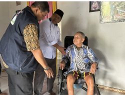 Usai Kampanye Dialogis, Alfedri Kunjungi Tokoh Masyarakat yang Menderita Sakit Menahun