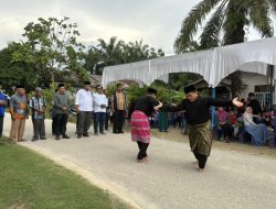 Meriah, Kedatangan Alfedri-Husni Disambut Kesenian Pencak Silat Pangean di Kampung Dayun