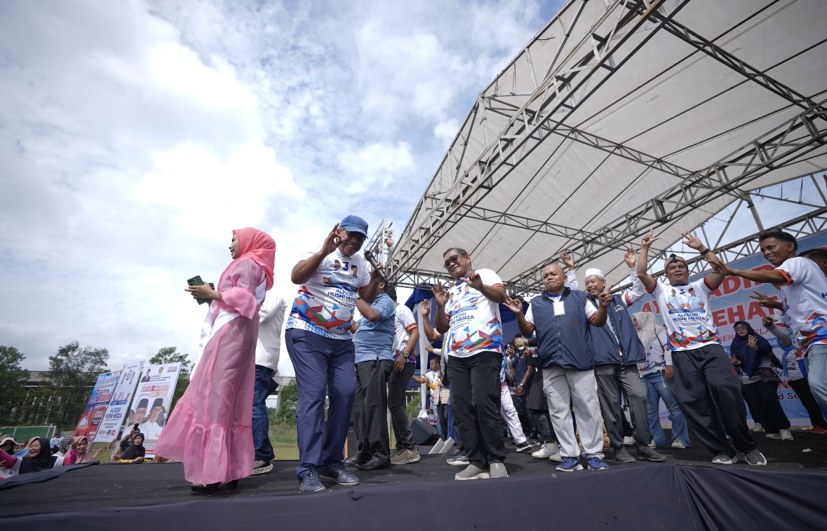 Alfedri~Husni Komitmen pada Program Kesehatan dalam Acara Senam Sehat di Kandis Alfedri~Husni Komitmen pada Program Kesehatan dalam Acara Senam Sehat di Kandis