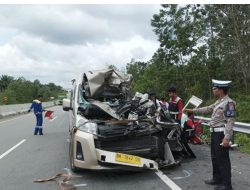 Diduga Sopir Mengantuk, Travel Duri Tambrak Truk di Tol Permai