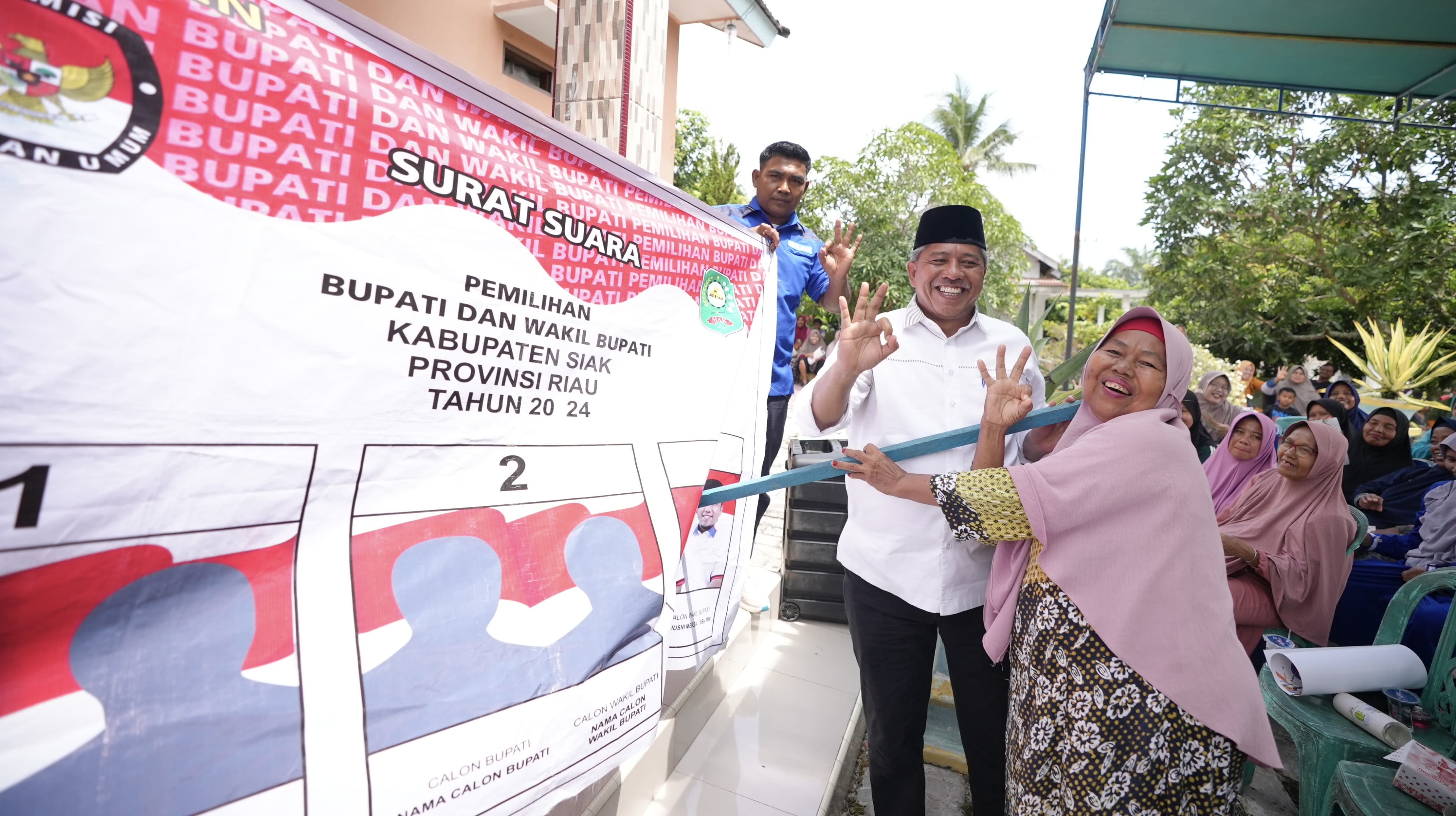 Alfedri Paparkan Beasiswa PKH dan Penerangan Jalan di Kampung Banjar Seminai