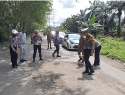 Polres Siak Pantau Jalan Rusak Jelang Libur Nataru