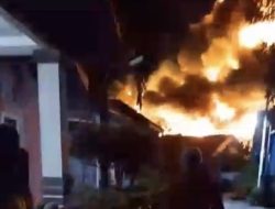 Kebakaran Gudang Kayu di Hang Tuah, Api Merambat ke Rumah Warga