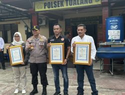 Akhiri Masa Jabatan, AKBP Asep Sujarwadi Berikan Penghargaan kepada Tiga Mitra Polres Siak