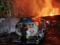 Gudang Diduga Berisi Solar Ilegal di Pekanbaru Terbakar, Kerugian Capai Rp10 Miliar
