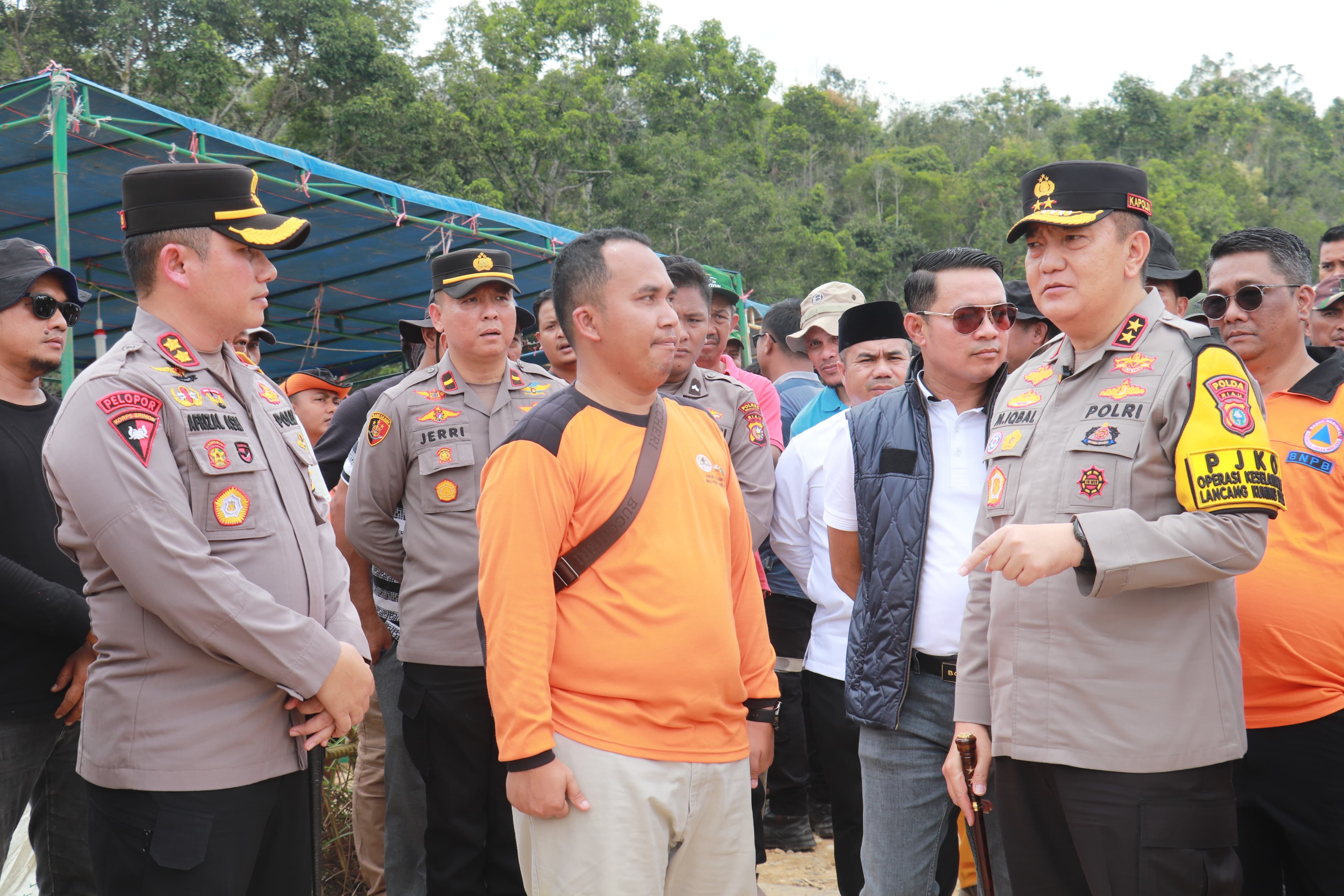 Truk Karyawan Terjun ke Sungai, Tiga Balita Meninggal, Pencarian Korban Terus Dilakukan