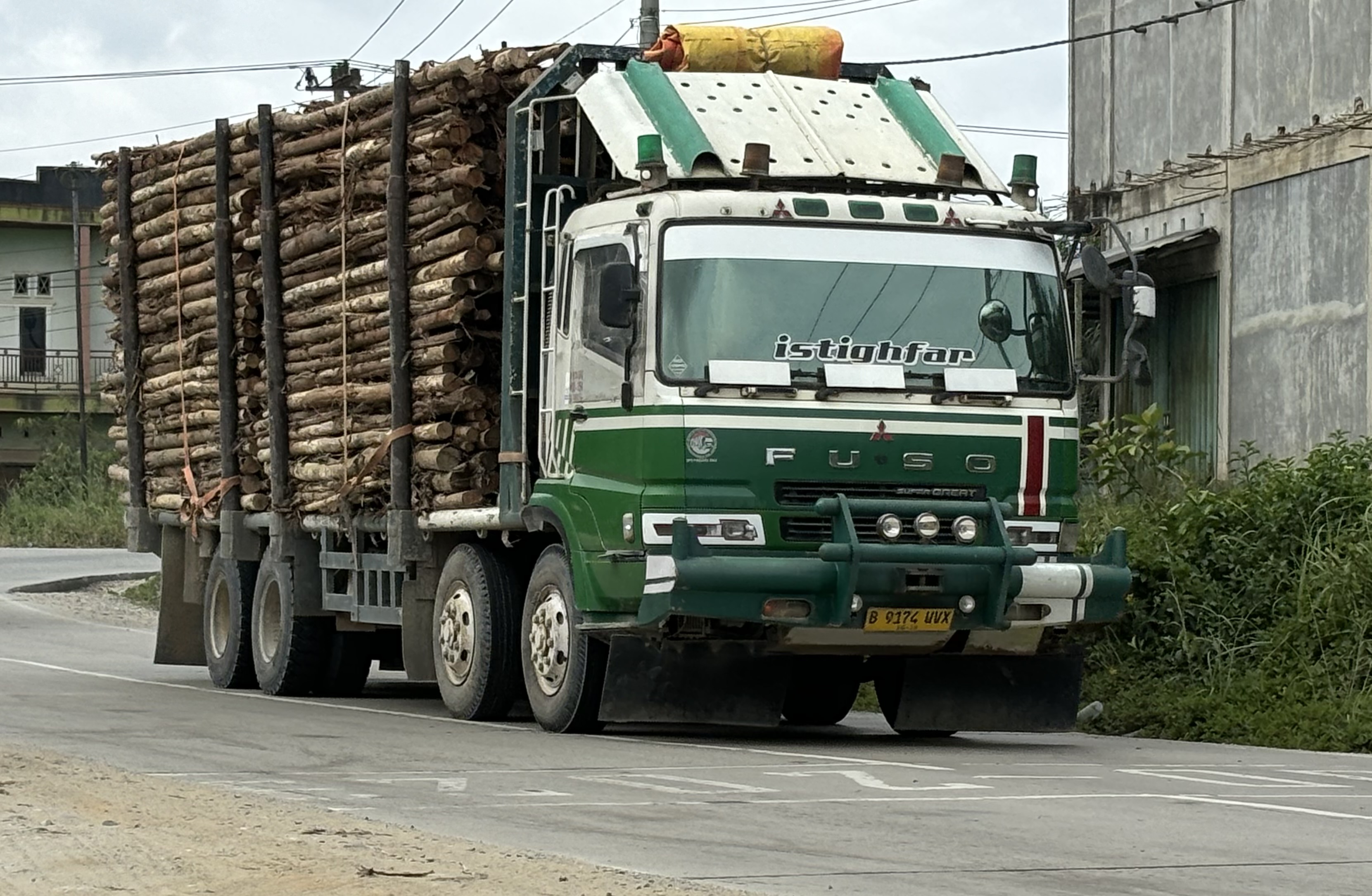Perjuangan Sopir Truk Balak, Upah Tak Layak Hingga Bertaruh Nyawa di Jalan