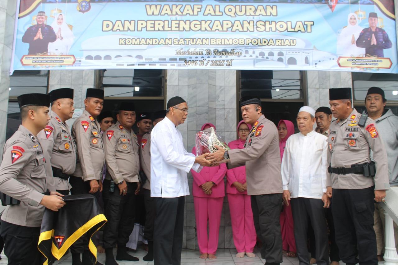 Brimob Polda Riau Wakafkan Al-Qur’an dan Perlengkapan Sholat ke Masjid Jelang Ramadhan
