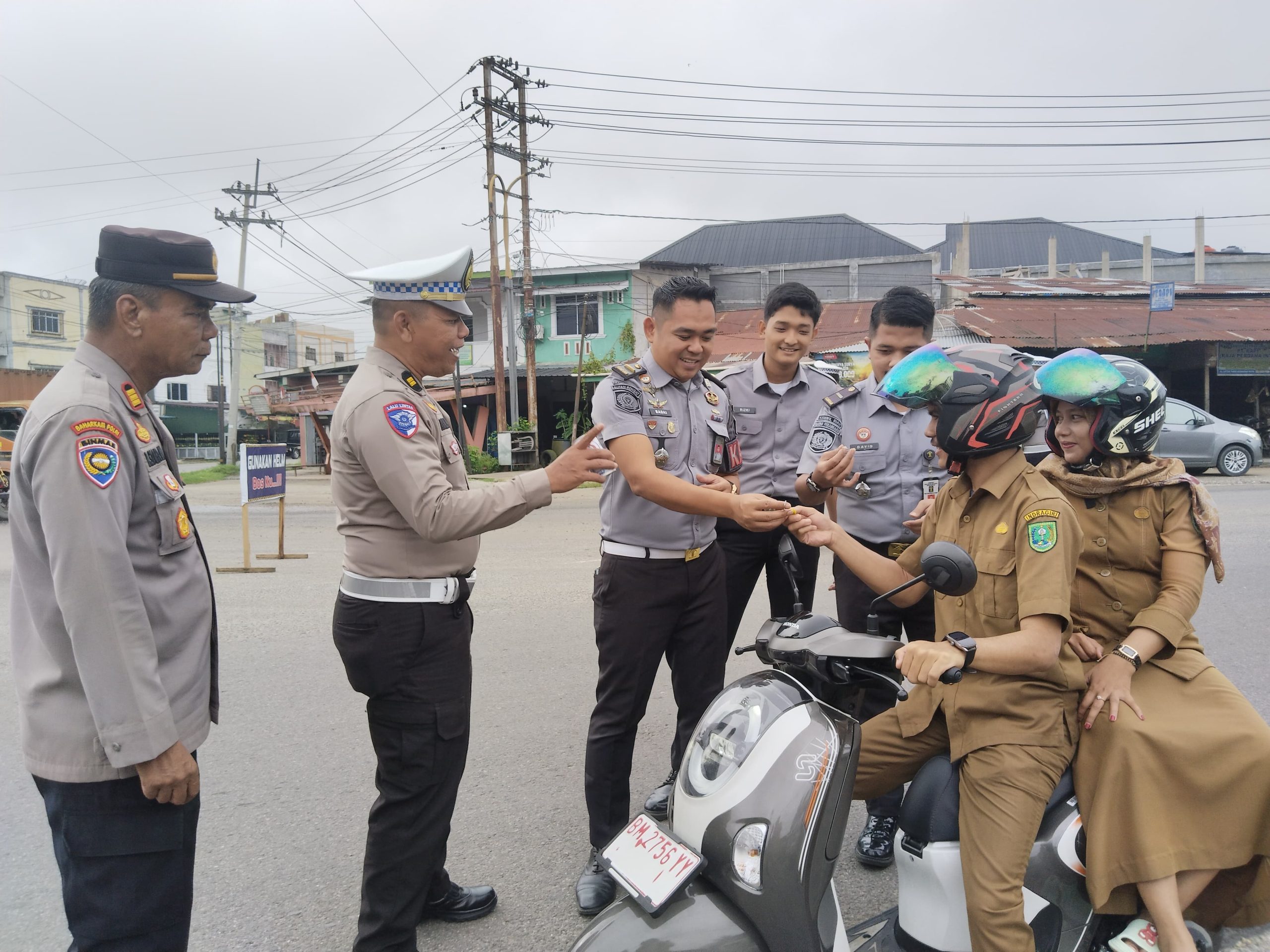 Polsek Rengat Barat dan Lapas Rengat Apresiasi Pengendara Tertib, Hadiah dari Warga Binaan Jadi Kejutan