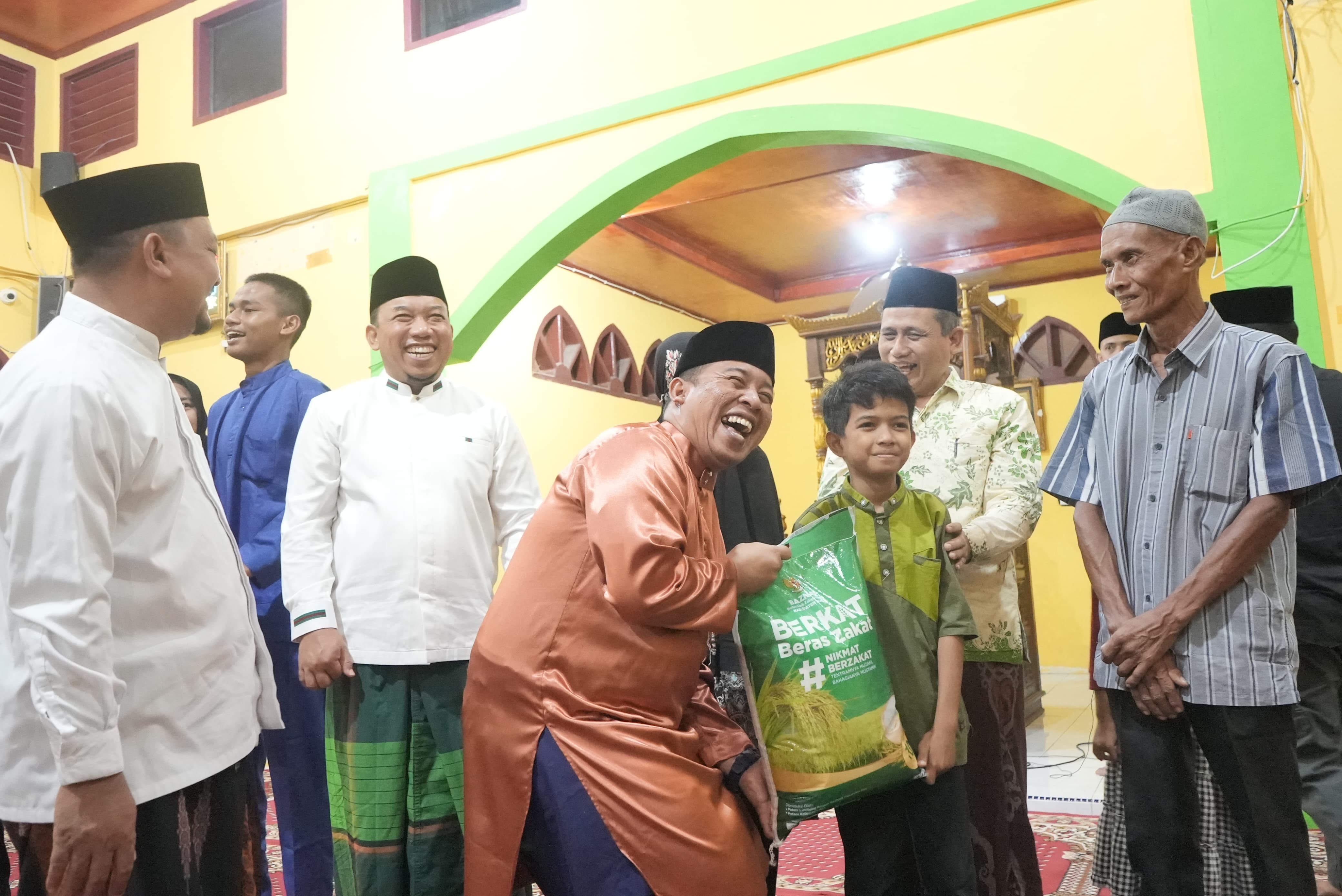Husni Merza Gelar Safari Ramadhan Perdana di Mempura, Salurkan Bantuan untuk Masyarakat
