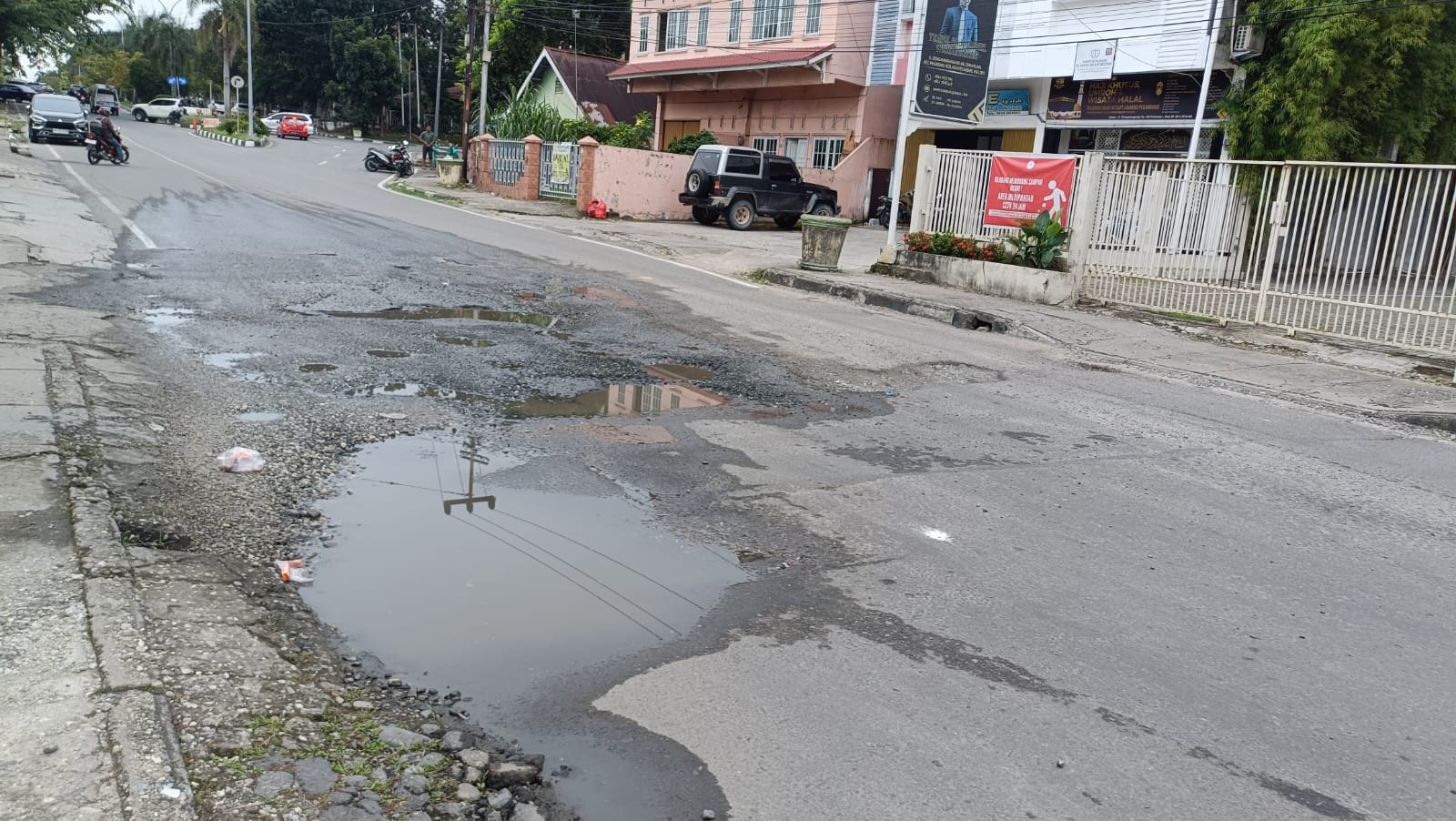 Jalan SM Raja Menuju Rumdin Wagubri Tak Tersentuh Perbaikan, Pemuka Masyarakat Harapkan Perhatian Pemerintah Jalan SM Raja Menuju Rumdin Wagubri Tak Tersentuh Perbaikan, Pemuka Masyarakat Harapkan Perhatian Pemerintah