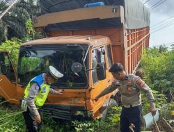 Enam Penumpang Terluka Akibat  Truk Fuso Rem Blong  di Jalan Banjir Pelalawan