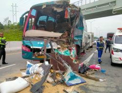 Diduga Sopir Mengantuk, Bus PMTOH Hantam Truk di Tol Permai